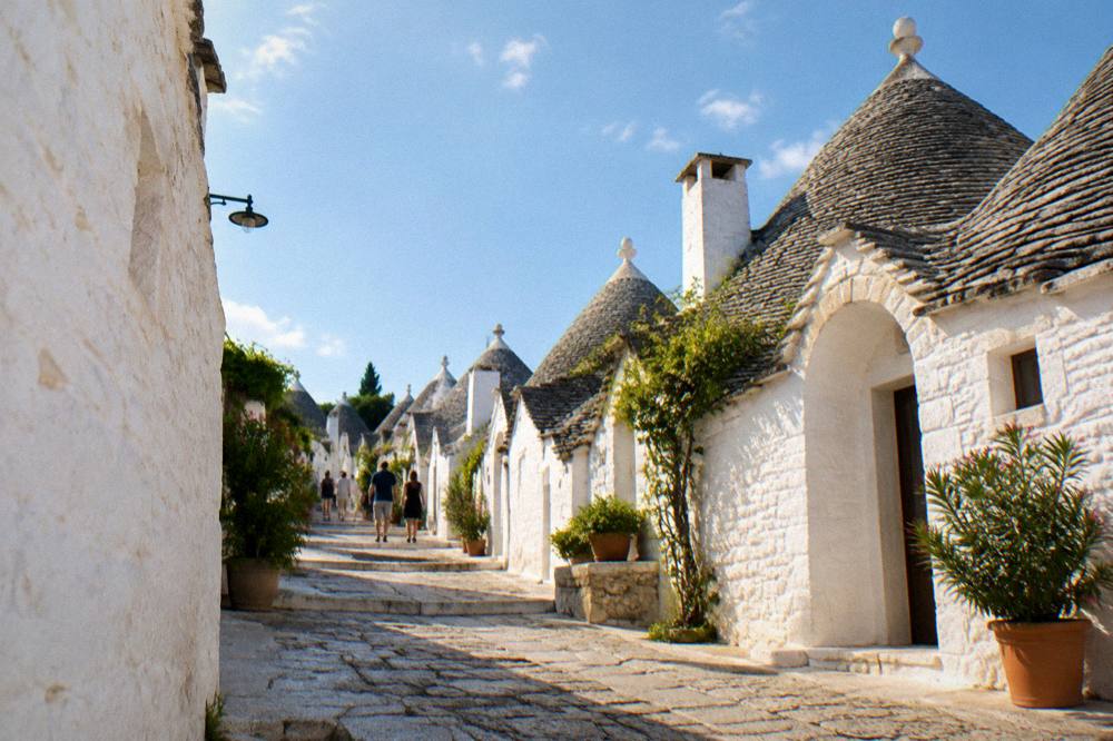 Whitewashed trulli houses with cone roofs in Alberobello